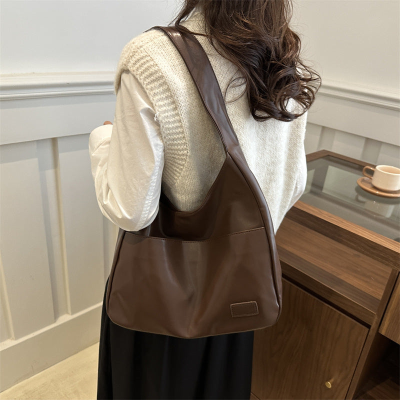 Sac souple à l’épaule — effet cuir