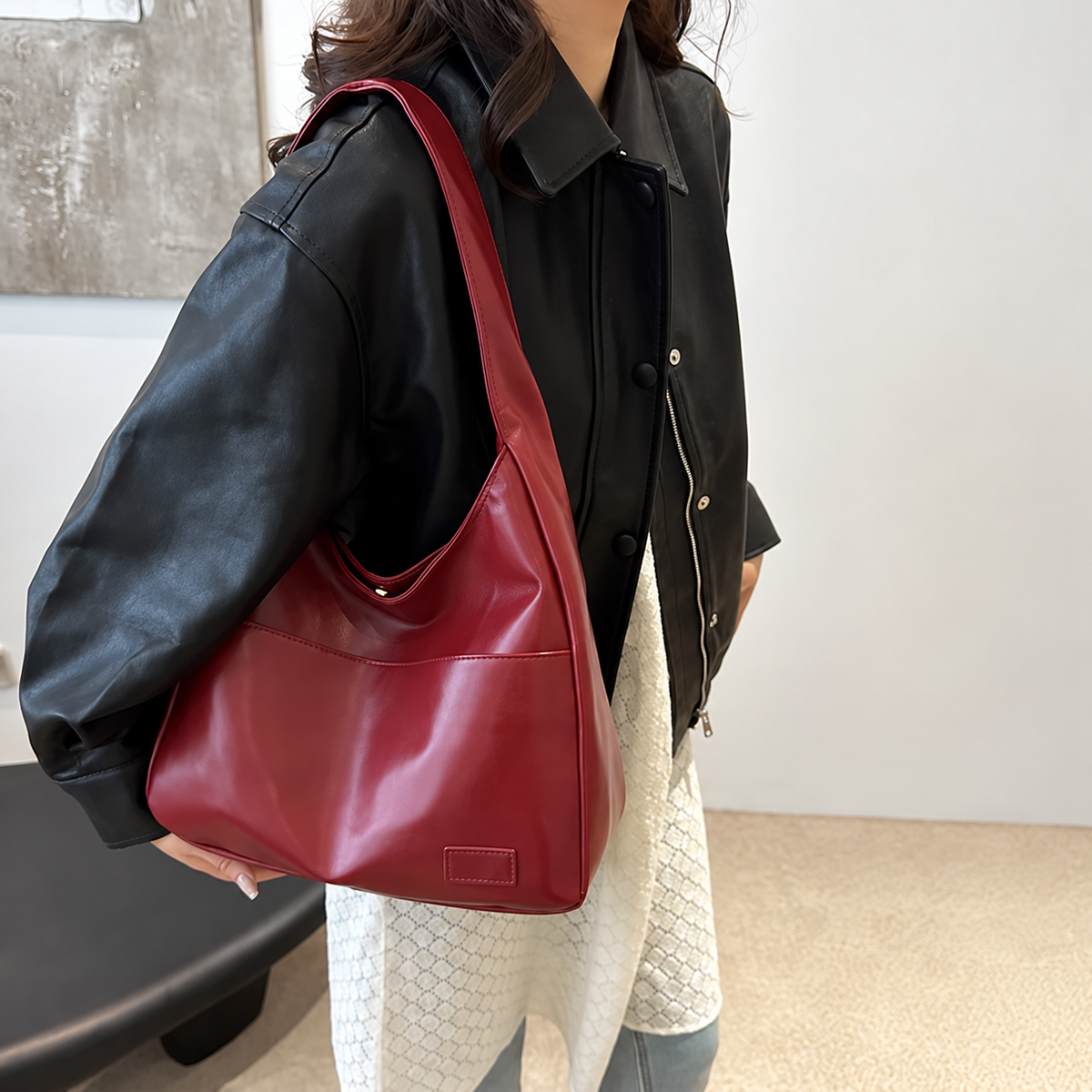 Sac souple à l’épaule — effet cuir — Wine Red — photo sans texte
